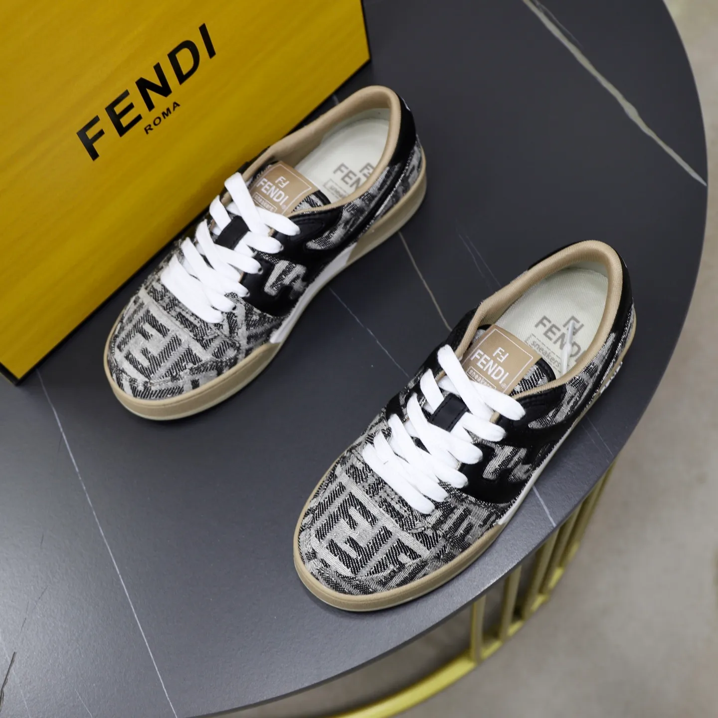 Ex-factory price: 640🔥Couple model (top original order) Brand: FENDI Size: 35-44 (customized for men 38 and 45) Grade: original order quality High version Material: Imported original cowhide stitching ➕ High-quality and comfortable lining Original TPU lightweight anti-slip outsole Style category: Travel fashion casual shoes Versatile trend
